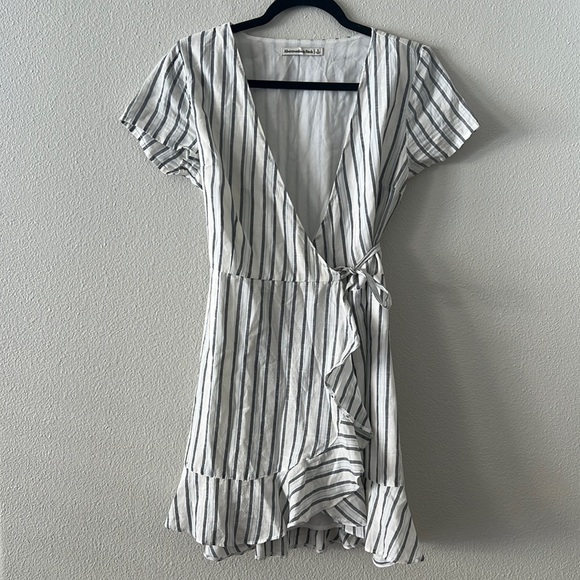 Abercrombie & Fitch Dresses & Skirts - Abercrombie Striped Wrap Dress Small